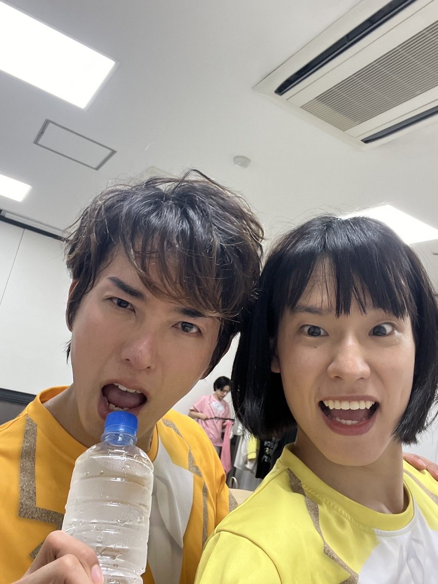 monaki_official's tweet photo. こんばんは〜！おヨネです🍙

本日は「湯～とぴあ宝夏まつり2026」さんに出演させて頂きました！！🍉♨️
ご来場頂いた皆様、ありがとうございました！🤩

5月末にライブを行わせて頂いて以来の湯〜とぴあさんでした！☺️今回は野外のステージでしたが、夏祭り限定の屋台やゲーム、太鼓の演奏やダンスのステージなどお祭り好きな自分にとっては心躍る内容のイベントでワクワクでした...！🫶🪘
皆さんは夏休み只中でしょうか🗓️🥳お祭りは思いっきり楽しめましたか...？🎶 

P.S. 半袖モナキでメンバーと🌻