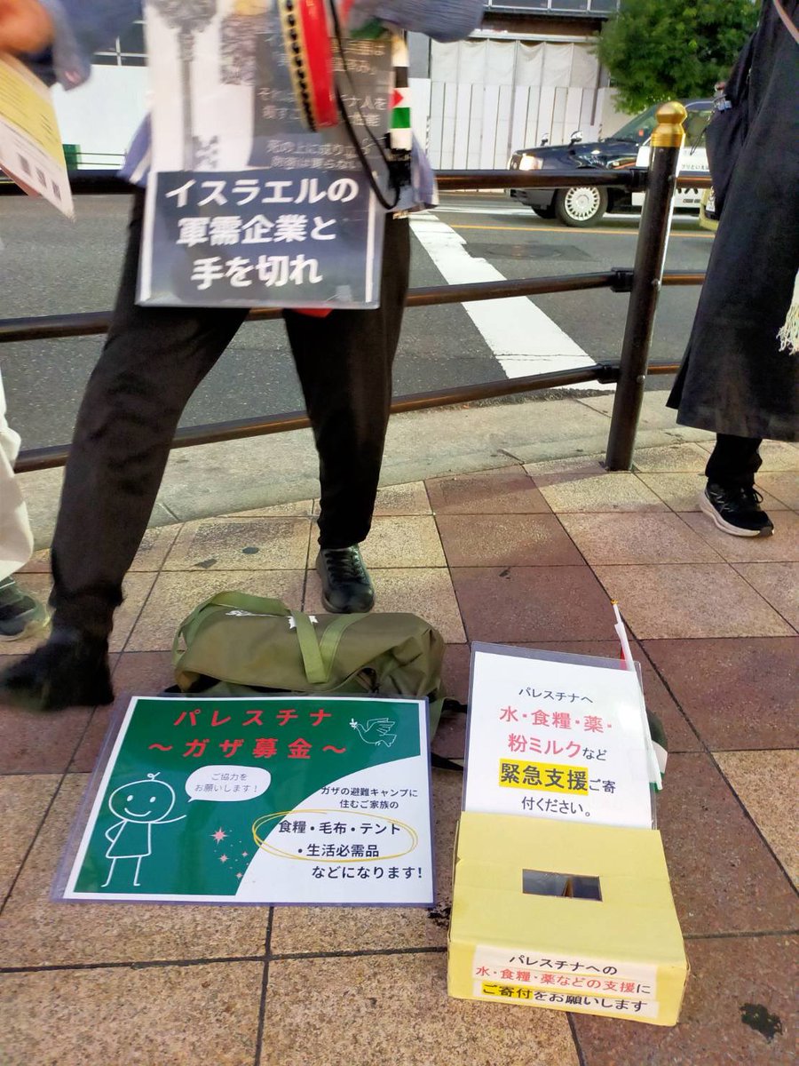 osakapalestine's tweet photo. 本日のスタンディングでは、約31名の方に参加いただきました。

スピーチを聞いて、あるいはプラカードをみて何名かの方が募金箱に近づいて寄付してくださいました。応答してくれる人がいるというのは、とても嬉しく励みになることだなと、あらためて思いました。

今日も皆さん有難うございました。 https://t.co/U5QLKeNJJS