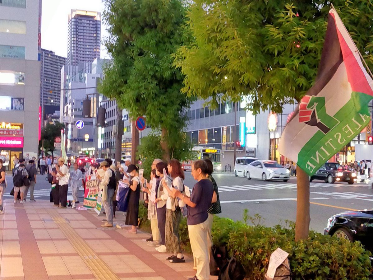 osakapalestine's tweet photo. 本日のスタンディングでは、約31名の方に参加いただきました。

スピーチを聞いて、あるいはプラカードをみて何名かの方が募金箱に近づいて寄付してくださいました。応答してくれる人がいるというのは、とても嬉しく励みになることだなと、あらためて思いました。

今日も皆さん有難うございました。 https://t.co/U5QLKeNJJS