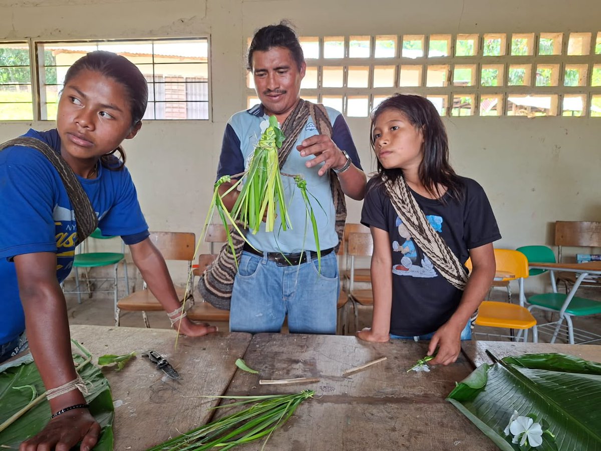 FAO_Colombia's tweet photo. @mincultura #CocinasParaLaPaz |👧🏽🧒🏽 Con la sabedora Aurelia realizamos el primer taller con niñas, niños y adolescentes, compartiendo saberes sobre alimentos, semillas y la preparación de bollos. 

También conocimos a guardianes de las semillas, el fuego y los cultivos. https://t.co/zsY8kJF5nH
