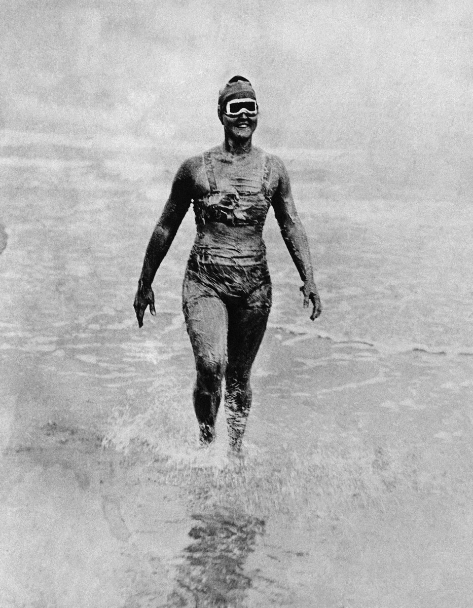 CeJour_Histoire's tweet photo. 6 août 1926. Sept heures du matin sur la plage du cap Gris-Nez, dans le Pas-de-Calais.

On enduit une Américaine de 20 ans d'huile d'olive, puis de trois couches de graisse. Elle va passer la journée entière dans une eau à seize degrés, et c'est tout ce qu'elle aura pour tenir le froid à distance.

Devant elle, l'Angleterre, à plus de trente kilomètres à la nage. La mer est si mauvaise ce matin-là que les ferries restent à quai.

Cinq hommes seulement ont réussi cette traversée avant elle. On lui répète qu'une femme n'a pas le corps pour ça, et les parieurs la donnent perdante à six contre un.

Plus de quatorze heures plus tard, poussée par les courants très au-delà de la ligne droite, elle touche le sable de Kingsdown dans la nuit anglaise.

Gertrude Ederle ne se contente pas d'être la première femme à traverser la Manche. Elle bat le record de tous les hommes qui l'ont précédée, de près de deux heures.

Son record féminin tiendra vingt-cinq ans.

C'était il y a cent ans, jour pour jour.