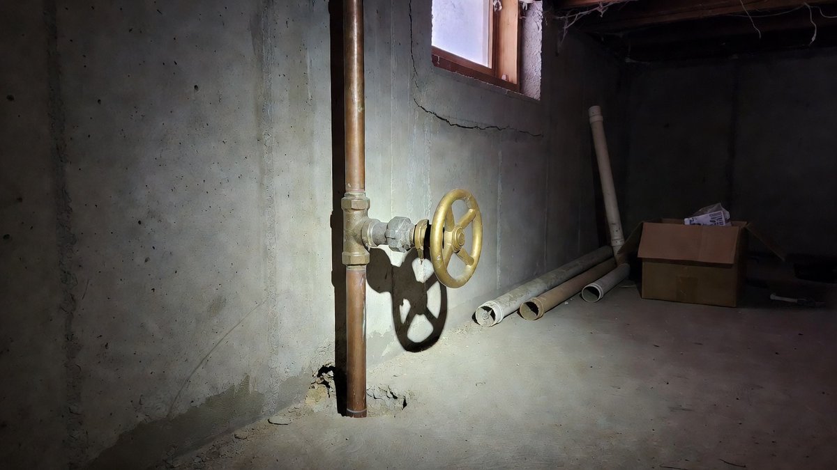 MuelverRealty's tweet photo. Homeowners: before storm season, find the main water shutoff and test that it actually turns.

Know where the main breaker is too.

Small prep beats scrambling in the dark with a phone flashlight.

#MilwaukeeHomes #HomePreparedness https://t.co/6bmnIL8wTj