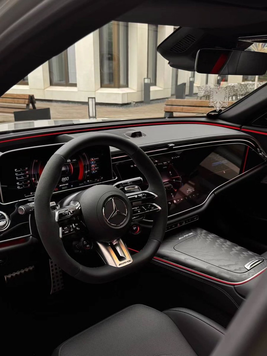 LuxuryMercedes's tweet photo. Mercedes AMG E 53 Hybrid 2025 years https://t.co/yXCKShNx3w