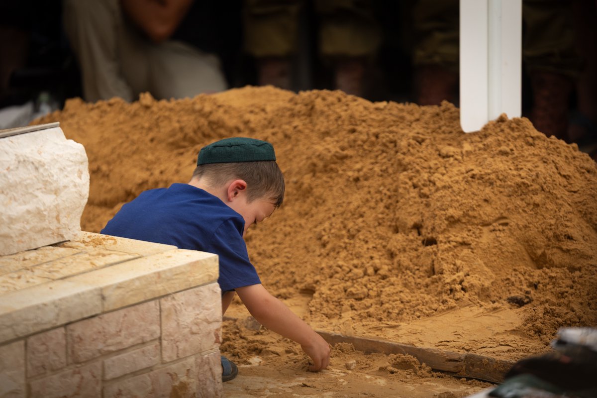 HananyaNaftali's tweet photo. Israel buried another hero today.

Major (Res.) Harel Birenstock, 34, gave his life defending the people of Israel during combat in southern Lebanon.

Today, family, friends, and a grateful nation said their final goodbye.
May his memory be a blessing. 🇮🇱💔

Photos by Yonatan Sindel/FLASH90