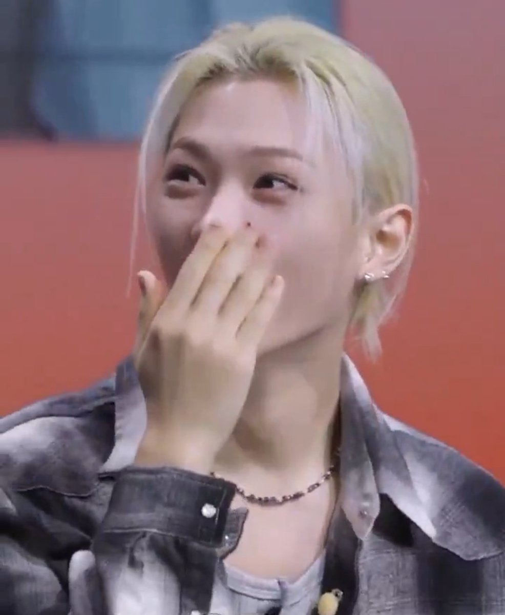hyunnnlixie's tweet photo. flx discovering new things about himself on cam https://t.co/WyXYkijCQj