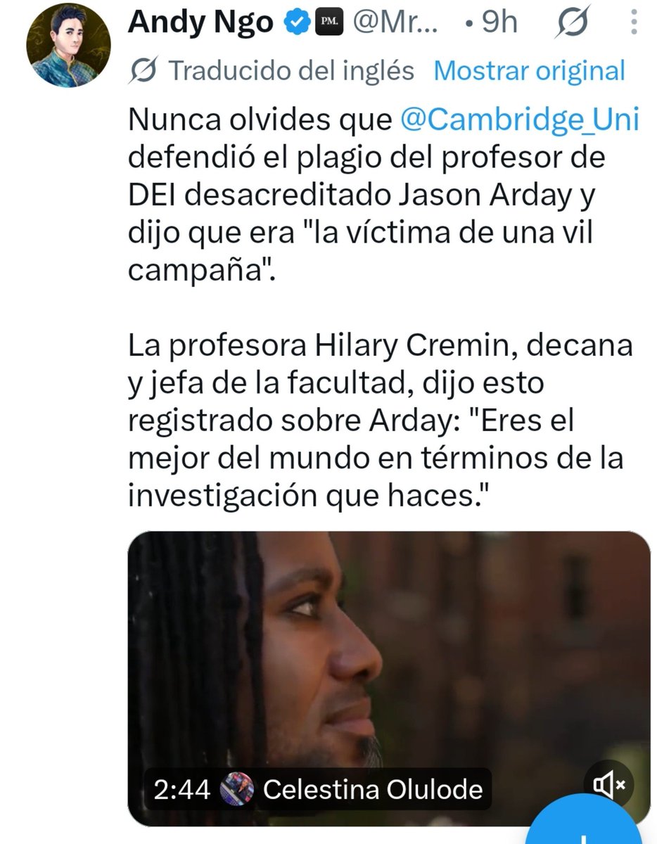 Miss_Bennet5's tweet photo. Vamos a contar una historia: ¿os suena este señor? Su nombre es Jason Arday. Demostró que las políticas de inclusión sí funcionan al convertirse en el hombre negro más joven que llegaba a ser catedrático en Cambridge en 2023. Precioso todo.

Autista diagnosticado a los 3 años, no habló hasta los 11 y no aprendió a leer hasta los 18. Fue autodidacta y su historia de superación fascinó a todos, especialmente a las élites blancas de la Universidad, que no dudaron en demostrar su amor por la diversidad. A nadie le sonó raro todo esto.

Llegaba con un currículum sólido que nadie se molestó en contrastar, siendo Cambridge de las más selectas del mundo. Hablaba orgulloso de sus hazañas deportivas, –llegó a jugar en el Crystal Palace–, y de sus iniciativas solidarias. Pero nadie comprobó, nadie investigó. Los medios también lo vendieron como un prodigio, hasta 2025 ni uno pensó que sería una buena historia conocer todos sus méritos reales.

En 2023 aparecen las primeras alertas dentro de los círculos académicos sobre su plagio en la tesis doctoral.

Posteriormente, con el análisis de la tesis en 2025, se reveló la copia sistemática de pasajes enteros de otros autores, superando las 100 referencias, especialmente la tesis de Paula Zwozdiak-Myers.

Incluso copió frases y anécdotas motivacionales contadas por Rafa Nadal, cuando quería hablar de su propia superación.

Además, inventó publicaciones como el libro «Cool Britannia and Multi-Ethnic Britain» con la editorial Routledge. Ese libro jamás existió pues la editorial canceló el proyecto, pero el tipo lo referenció en Amazon.

Como todo era falso, también inventó puestos docentes como el de profesor visitante en la Universidad Estatal de Ohio. La institución confirmó que Arday nunca figuró en sus nóminas ni registros.

Pero lo más asqueante es su continua trola sobre las misiones benéficas falsas: se suponía que había viajado a Sudamérica y África para instalar pozos de agua. Mentira otra vez, la organización con la que supuestamente había ido lo desmintió.

A todo esto sumaba sus grandes hazañas deportivas como los 30 maratones en 35 días, sin olvidar las 300 millas en tres días, o las 600 en 6. Ambas sobre una cinta de correr para, supuestamente, recaudar más de 5 M£. Falso también.

Obviamente, tras su nombramiento en Cambridge en 2023, tocaba dosis de victimización, así que Arday denunció al The Guardian que sufría amenazas racistas, como una cabeza de cerdo cortada en la puerta de la casa de sus padres. Scotland Yard determinó que nada de nada, todo farfolla.

Pues bien, aunque en 2023 comienzan las filtraciones, no es hasta 2025 cuando el periodista Jack Grove decide investigar y analiza exhaustivamente la tesis cuestionada. Se pone en contacto con Arday para exponerle los resultados y éste lo denuncia por acoso. Scotland Yard lo investiga durante 4 meses por, ojo, enviar 3 correos para que le explicara qué pasaba. Además, Arday había contratado a Carter-Ruck, uno de los mejores bufetes, y el medio de Grove decidió no publicar nada ante la amenaza de demanda.

En 2026, llegan más filtraciones desde Cambridge: se supone que otros profesores, hartos de ver como la nada más absoluta (recomiendo ver algún extracto de sus clases o entrevistas, es Begoña Gómez con rastas) estaba triunfando sin ser siquiera cuestionado, le pasaron el análisis del plagio hecho al académico Nathan Cofnas. Lo publicó en su blog y ahí estalló todo.

Pero desde 2023 hasta 2026, Cambridge lo protegió, hablando de racismo y demás bobadas. Y ahí está el problema, siempre ha habido sinvergüenzas, siempre mentirosos, pero que las élites educativas estén dispuestas a creerse una historieta tan absurda como imposible en aras de la integración, no es más que un signo muy jodido de estos tiempos. Fueron 6 mujeres y 5 hombres los que arroparon y promocionaron al embaucador, y deberían ser ellos los que mañana estuvieran en la puñetera calle. Esa gente no es digna ni de enseñar a colorear sin salirse de los círculos.