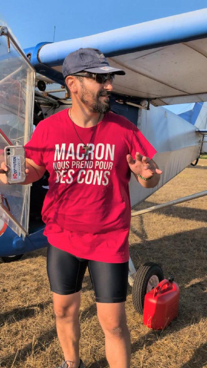 David_vanH's tweet photo. Ça va vous faire plaisir les amis qui s'inquiètent :
hier le moteur en surchauffe risque de serrage moteur, panne, crash dans l'eau, je peux dire que j'ai bien prié, et piloté de manière à économiser chaque centimètre d'altitude, pour ne pas tirer sur le moteur. Ça me brisait le cœur mais je ne pouvais pas faire coucou avec les ailes aux nombreuses personnes qui me saluaient... Les manœuvres nécessitent de la puissance !)
Bref :
Journée sans vol pour moi aujourd'hui- histoire d'éviter le burn out, me remette du stress du danger et des poursuites... et attaquer les vols importants du weekend en forme -- de belles surprises de préparent ahaha

Du coup Travail d'édition de vidéos / d'organisation du mouvement / des projets...

En vrai je déteste "faire l'influenceur", me prendre en vidéo, même sur twitter et sur X je publie beaucoup moins qu'avant parce que je deviens "ermite" je préférerais passer mes journées seul à méditer et mes nuits à danser (mais presque sans parler)

Ceux qui me connaissent savent que je refuse de parler au téléphone, je ne prends pas de message audio, et je préfère discuter des choses importantes entre amis Résistants mais à 3/4 personnes max, si possible que je connais bien 

La "célébrité" me fatigue beaucoup, mais je sais bien que tout ça est utile et j'ai tellement "mal à ma France" que je me dis que c'est ma mission, faire ce que je peux, on met un pied devant l'autre, on avance tous ensemble, qu'on soit en tête de colonne, en premiere ou en dernière ligne c'est important, chacun doit faire un effort pour la Libération 

ET DONC ON A BESOIN DE VOUS 
De chacun de vous

Sont particulièrement précieux aussi les chefs de projets - qui ne s'imaginaient pas militants à manifester (?) je veux dire que dans une armée il y a des gens qui se prennent des coups et des gens qui réfléchissent dans les états majors. Il y a des gens qui creusent une tranchée ou pilotent des drones, et ceux derrière qui réparent, qui font à manger ou qui soignent

Dans l'immense armée de la Résistance, chacun est INDISPENSABLE 

Seulement, il faut s'organiser...

Je vais faire une vidéo bientôt pour donner les pistes sur comment se développer, faire grossir les équipes et mener les projets

LA LIBÉRATION C'EST TRES SERIEUX 
On doit faire ça comme des pros.
C'est pour nos enfants
C'est pour la France 

VIVE LA RÉSISTANCE