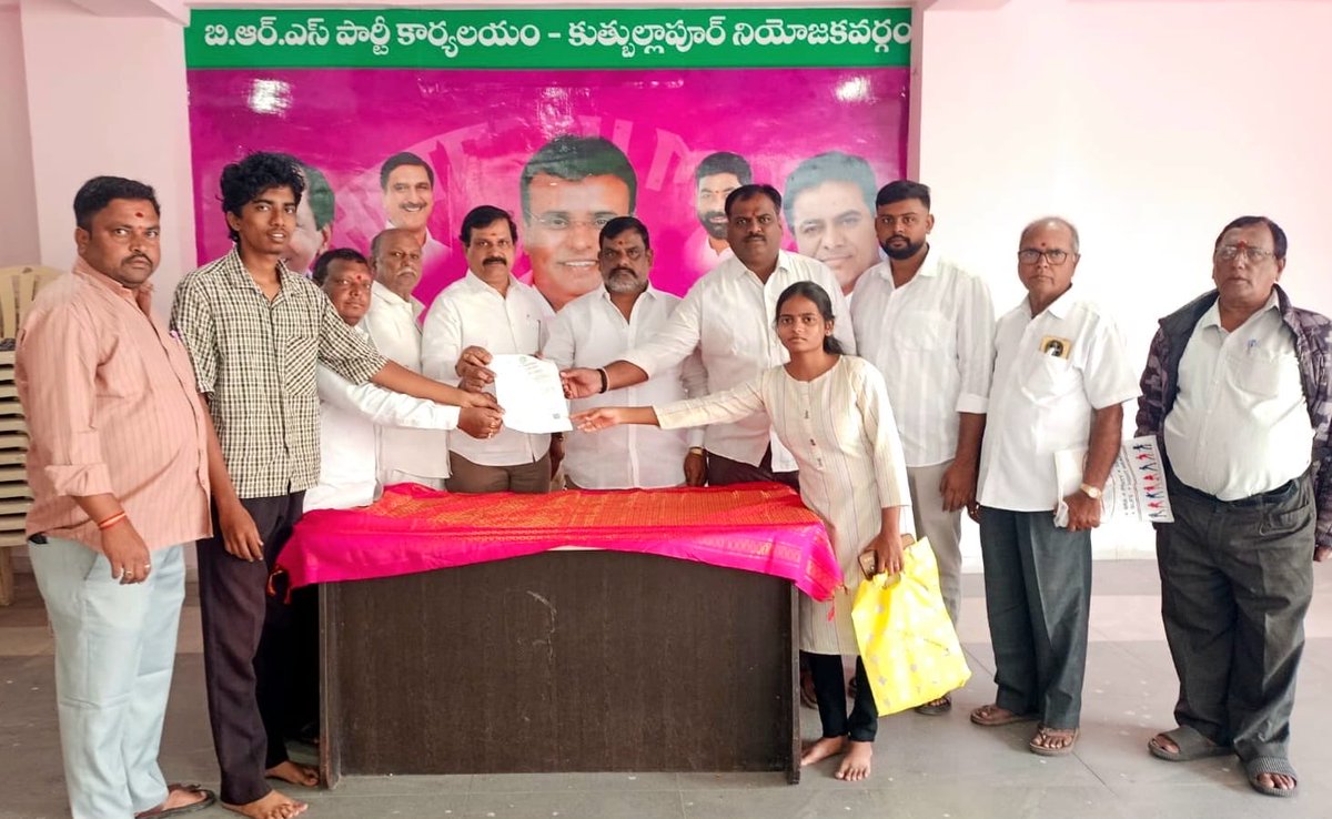 RudraAshok2's tweet photo. @KTRBRS @TSwithKCR @kp_vivekanand @BRSparty కుత్బుల్లాపూర్ నియోజకవర్గం బిఆర్ఎస్ ఎల్పి విప్, ఎమ్మెల్యే కేపీ.వివేకానంద్ గారు పలువురు నిరుపేదలకు ముఖ్యమంత్రి సహాయనిధి  నుంచి ఎల్ఓసీ పత్రాలను మంజూరు చేయించడం జరిగింది.. https://t.co/5exIa3nwxG
