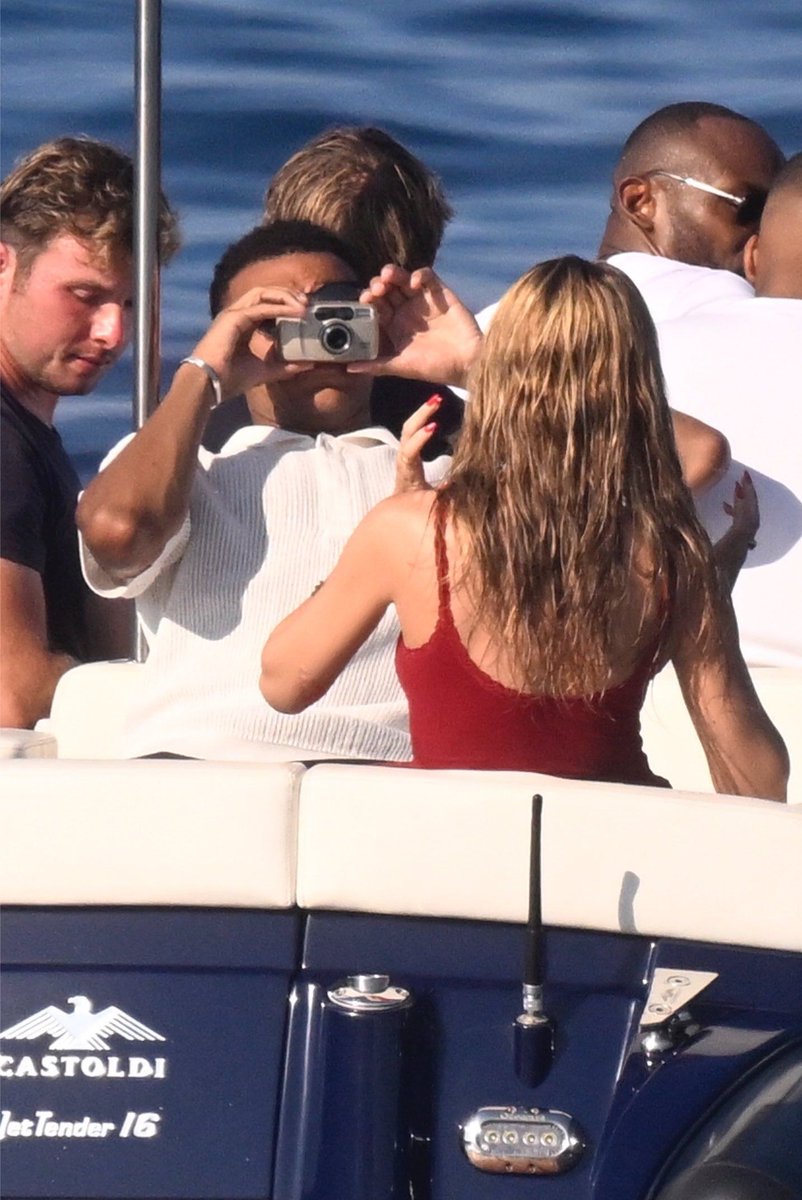 9GAG's tweet photo. Whether you're broke or a millionaire, you're still responsible for taking photos of your girlfriend https://t.co/maDqK6WUXC