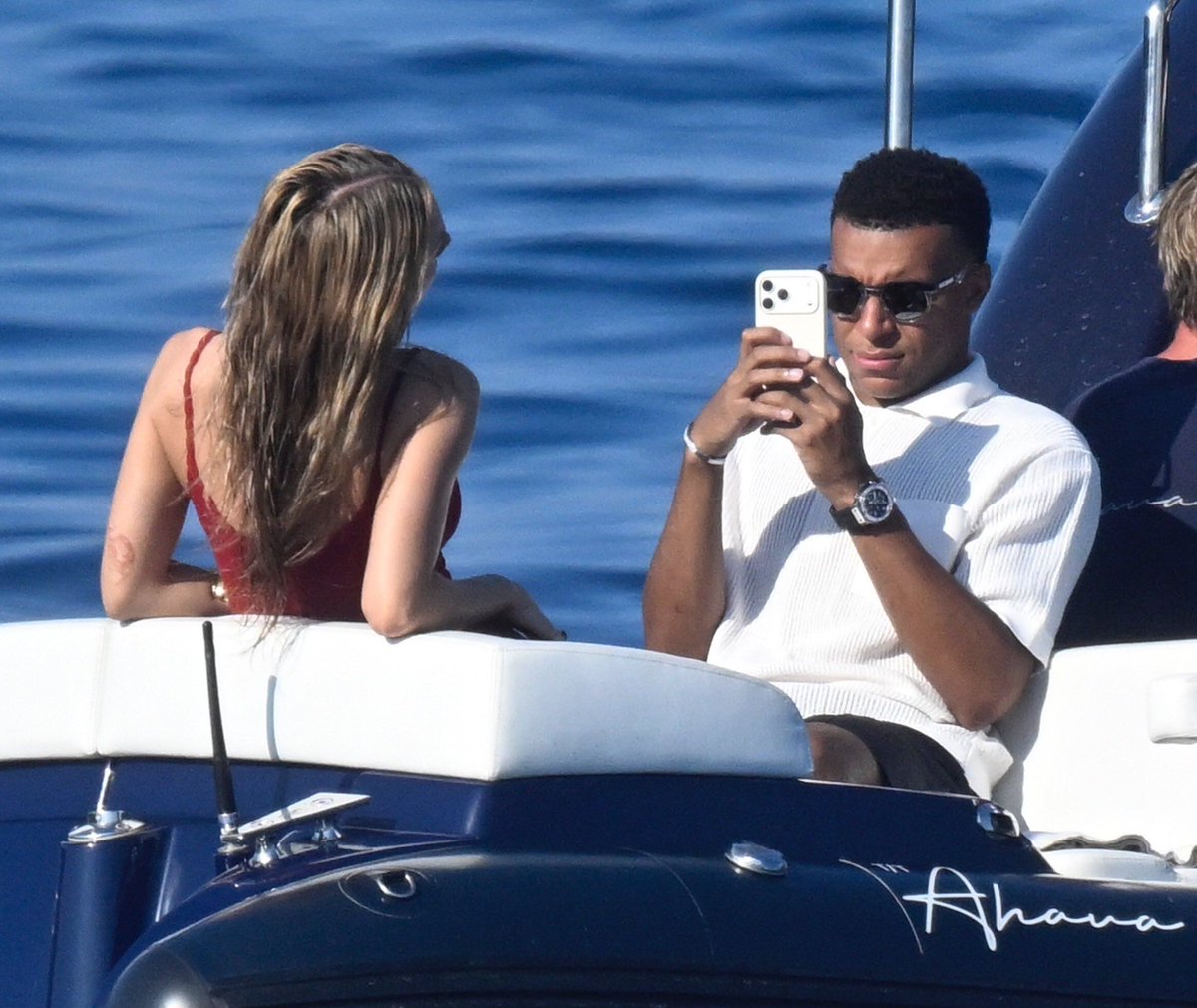 9GAG's tweet photo. Whether you're broke or a millionaire, you're still responsible for taking photos of your girlfriend https://t.co/maDqK6WUXC