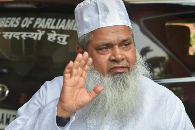 INikhatAli's tweet photo. असम जहां मुसलमानों से बेइंतहा नफ़रत दिखाई गई, जहां मुसलमानों को सबसे बदतरीन हालत में दिखाया गया आज वहीं के मुसलमान सैलाब में डूबे और आर्थिक लिहाज़ से बर्बाद होने वाले हिंदू गांव वालों के लिए करोड़ों रुपये खर्च कर रहें हैं.. 

असम में विधायक बदरुद्दीन अजमल साहब ने अभी हाल ही में 100 करोड़ का राहत का सामान देने का ऐलान किया वहीं मोहम्मद कैफ़ और हुसैन मंसूरी जैसे लोग भी लगातार वहां मदद में लगे हैं लेकिन अफ़सोस इस ख़बर के बारे में ना ही कहीं शोर है और ना बात हो रही है