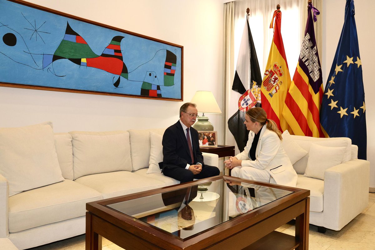 MargaProhens's tweet photo. He recibido al presidente de la Ciudad Autónoma de Ceuta, @JuanVivasLara, antes de su despacho con Su Majestad el Rey en el Palacio de Marivent.

Hemos compartido la preocupación por la grave situación que continúa atravesando Ceuta tras la entrada masiva de personas registrada hace unos días, lo que constata que no estamos ante una crisis migratoria, sino ante un ataque contra la integridad territorial de España y una emergencia de seguridad nacional.

Consterna escuchar al presidente de Ceuta confirmar que advirtió semanas antes al Gobierno de España del incremento de personas que estaban cruzando ilegalmente la frontera. 

El problema no ha terminado y la crisis sigue sin resolverse. Toda nuestra solidaridad con la población de Ceuta, que se ha visto atemorizada y asediada dentro de su propia ciudad.

Compartimos con el presidente de Ceuta que las comunidades autónomas que conformamos la frontera sur de España nos sentimos abandonadas por el Gobierno de España mientras aumenta la presión migratoria.

Y, mientras el Gobierno de España está de vacaciones, esta crisis sigue sin resolverse y el problema continúa.