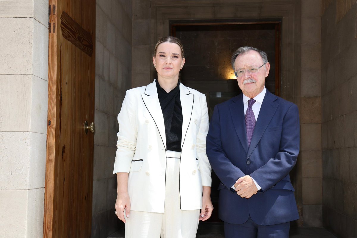MargaProhens's tweet photo. He recibido al presidente de la Ciudad Autónoma de Ceuta, @JuanVivasLara, antes de su despacho con Su Majestad el Rey en el Palacio de Marivent.

Hemos compartido la preocupación por la grave situación que continúa atravesando Ceuta tras la entrada masiva de personas registrada hace unos días, lo que constata que no estamos ante una crisis migratoria, sino ante un ataque contra la integridad territorial de España y una emergencia de seguridad nacional.

Consterna escuchar al presidente de Ceuta confirmar que advirtió semanas antes al Gobierno de España del incremento de personas que estaban cruzando ilegalmente la frontera. 

El problema no ha terminado y la crisis sigue sin resolverse. Toda nuestra solidaridad con la población de Ceuta, que se ha visto atemorizada y asediada dentro de su propia ciudad.

Compartimos con el presidente de Ceuta que las comunidades autónomas que conformamos la frontera sur de España nos sentimos abandonadas por el Gobierno de España mientras aumenta la presión migratoria.

Y, mientras el Gobierno de España está de vacaciones, esta crisis sigue sin resolverse y el problema continúa.
