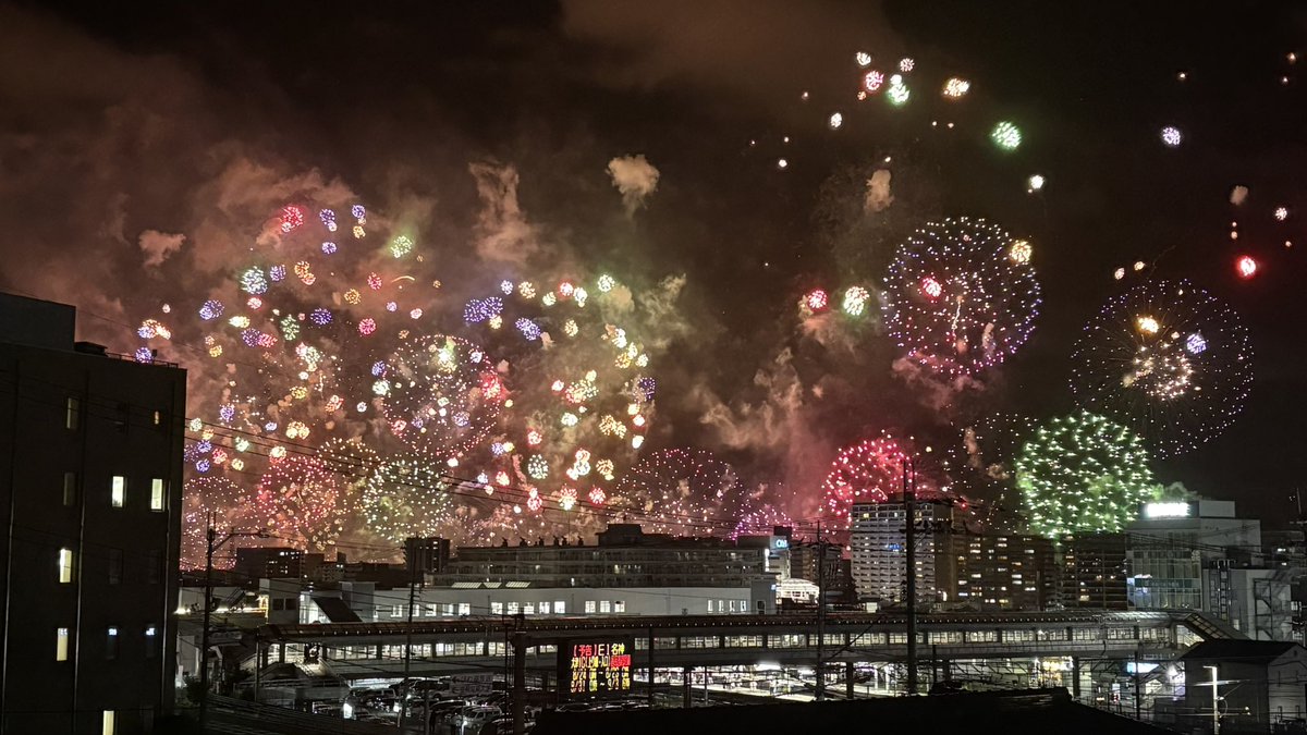 jine3333's tweet photo. 今日は琵琶湖花火大会🎆

義実家にお邪魔して、エアコンの効いた部屋からゆったり花火鑑賞。最高の贅沢でした😊

今日は妻と次女は都合が合わず欠席。長女と2人でお邪魔しました。

迫力ある花火を眺めながら過ごした1時間は、本当にあっという間。また来年もみんなで見られたらいいな✨ https://t.co/xN8bUNZjT3