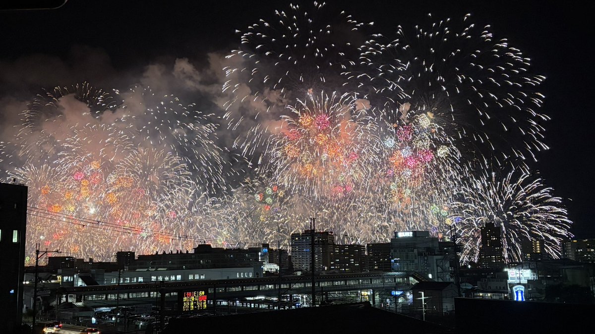 jine3333's tweet photo. 今日は琵琶湖花火大会🎆

義実家にお邪魔して、エアコンの効いた部屋からゆったり花火鑑賞。最高の贅沢でした😊

今日は妻と次女は都合が合わず欠席。長女と2人でお邪魔しました。

迫力ある花火を眺めながら過ごした1時間は、本当にあっという間。また来年もみんなで見られたらいいな✨ https://t.co/xN8bUNZjT3