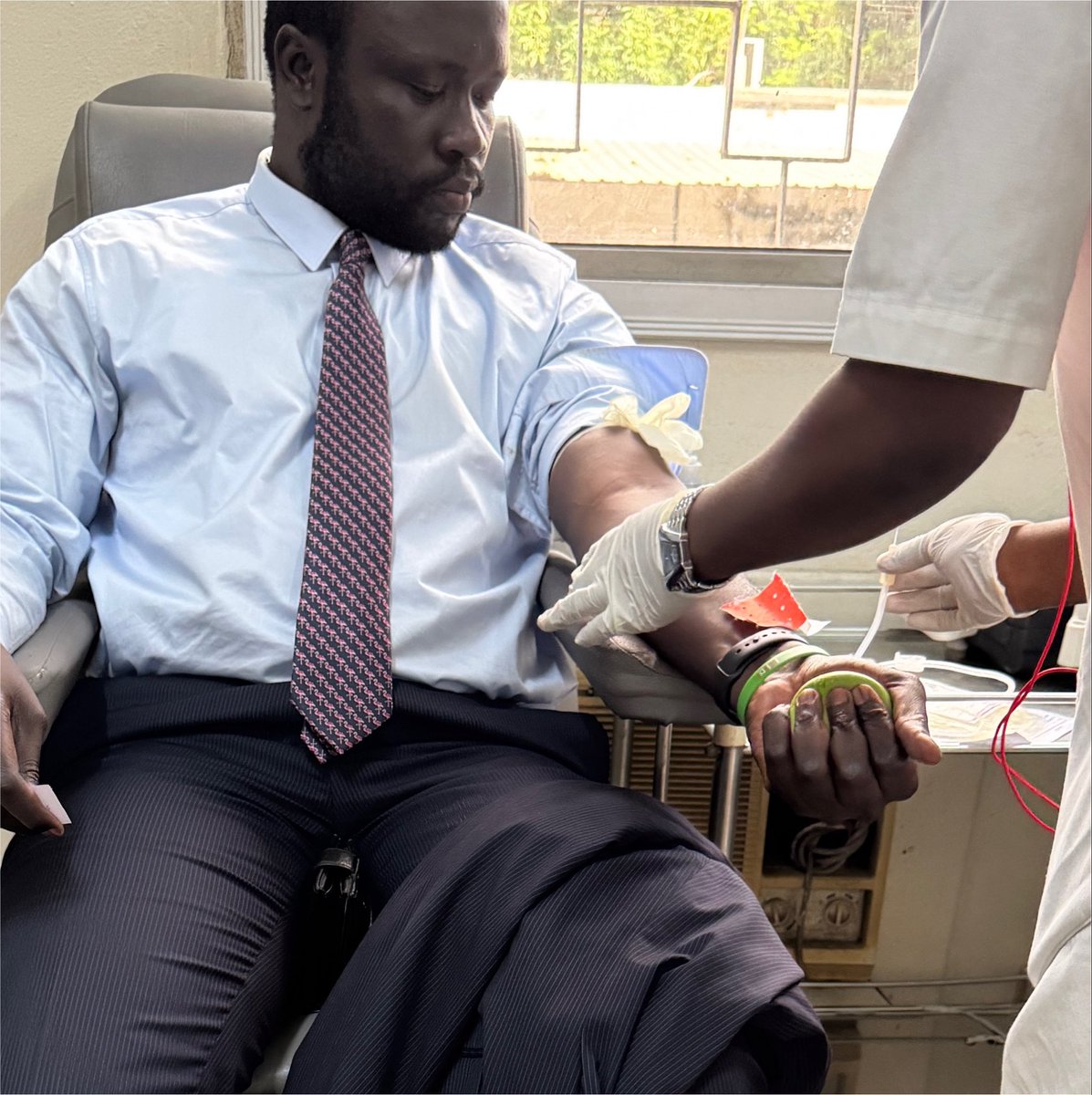 albadaradi's tweet photo. J’ai compté pas moins de 15 donneurs portant le bracelet de @PastefOfficiel au Centre National de Transfusion Sanguine ce matin.

Une belle surprise. Une grande fierté.

Le patriotisme ne s’exprime pas seulement dans les discours ou les meetings. Il se manifeste aussi, en silence, devant une poche de sang, sans attendre la moindre directive du Président @SonkoOfficiel ou du Parti.

Voilà Pastef !