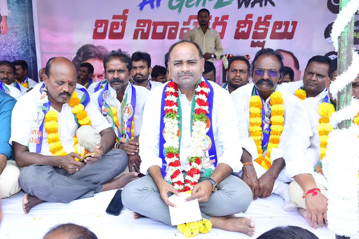 TatiparthiOnX's tweet photo. Gen Z పోరాటం మీకు కనపడకపోతే… మీకు పోయే కాలం వచ్చేసినట్టే…. 

ఈ తరం చేతిలో కేవలం మొబైల్ ఫోన్ మాత్రమే కాదు…
ప్రభుత్వాలను ప్రశ్నించే శక్తి ఉంది.
అన్యాయాన్ని ఎండగట్టే ధైర్యం ఉంది.
ఓటుతో తీర్పు చెప్పే హక్కు ఉంది.

డీఎస్సీ అభ్యర్థుల కన్నీళ్లు, నిరుద్యోగ యువత ఆవేదన, Gen Z ఆగ్రహం మీకు వినిపించకపోతే… మీ అధికారానికి కౌంట్‌డౌన్ మొదలైనట్టే.

గుర్తుంచుకోండి… Gen Z ని నిర్లక్ష్యం చేసిన ప్రతి రాజకీయ నాయకుడు చరిత్రలో ఫుట్‌నోట్ అయ్యాడు.

#GenZRevolt
#NaraLokeshMustResign
#MegaDSCScam
