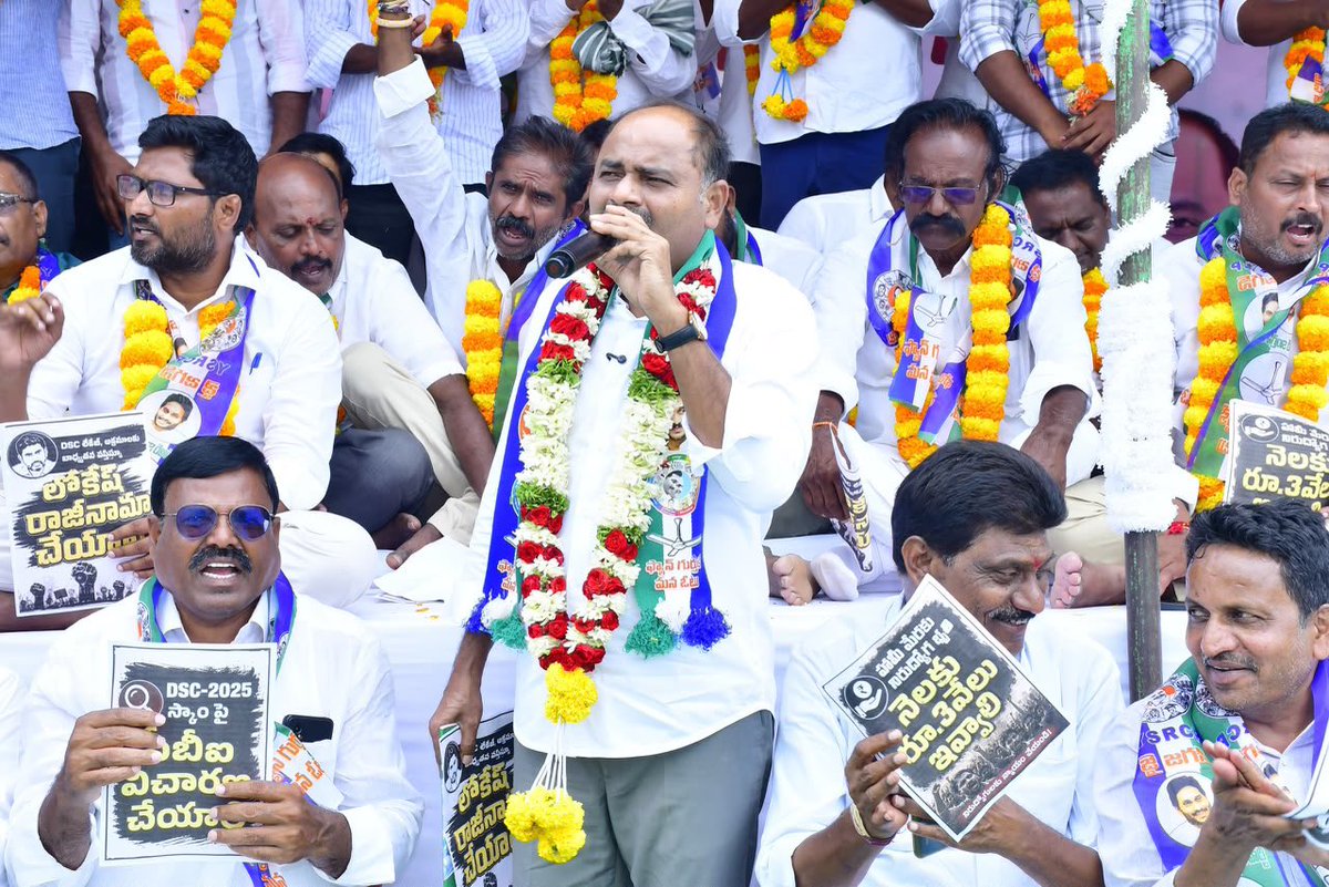 TatiparthiOnX's tweet photo. Gen Z పోరాటం మీకు కనపడకపోతే… మీకు పోయే కాలం వచ్చేసినట్టే…. 

ఈ తరం చేతిలో కేవలం మొబైల్ ఫోన్ మాత్రమే కాదు…
ప్రభుత్వాలను ప్రశ్నించే శక్తి ఉంది.
అన్యాయాన్ని ఎండగట్టే ధైర్యం ఉంది.
ఓటుతో తీర్పు చెప్పే హక్కు ఉంది.

డీఎస్సీ అభ్యర్థుల కన్నీళ్లు, నిరుద్యోగ యువత ఆవేదన, Gen Z ఆగ్రహం మీకు వినిపించకపోతే… మీ అధికారానికి కౌంట్‌డౌన్ మొదలైనట్టే.

గుర్తుంచుకోండి… Gen Z ని నిర్లక్ష్యం చేసిన ప్రతి రాజకీయ నాయకుడు చరిత్రలో ఫుట్‌నోట్ అయ్యాడు.

#GenZRevolt
#NaraLokeshMustResign
#MegaDSCScam