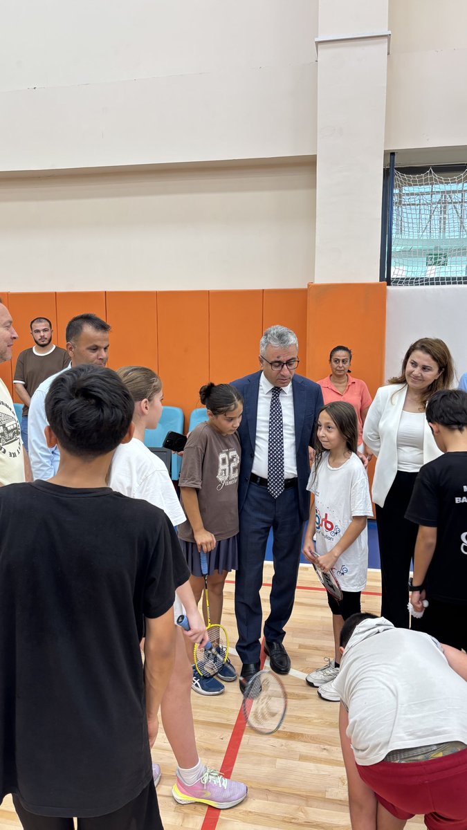 mezitlikaymkmlg's tweet photo. Mezitli Kaymakamımız Sayın Murat Öztürk, İlçe Gençlik ve Spor Müdürlüğümüze bağlı Engelsiz Yaşam Merkezi ile spor merkezlerini ziyaret etti. yürütülen çalışmaları inceleyen Kaymakamımız, yetkililerden bilgi aldı; çocuklarımız ve gençlerimizle bir araya gelerek sohbet etti. https://t.co/bLfCsGlIBN