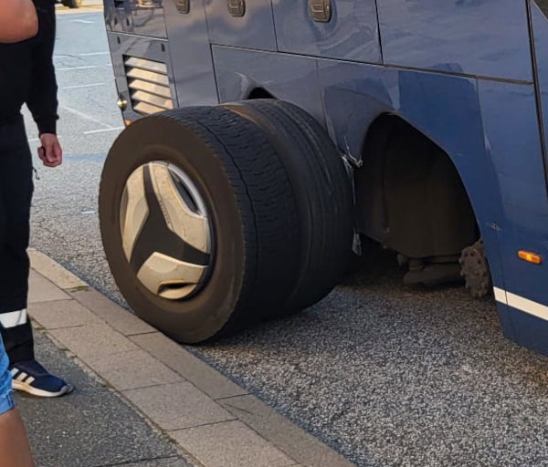 HLlive's tweet photo. Achsbruch an einem Bus während der Fahrt https://t.co/uhMqaQHLDj #Achsbruch #BusUnfall #Fehmarn #Lübeck #Verkehrsnews https://t.co/K7e2xV7YFu