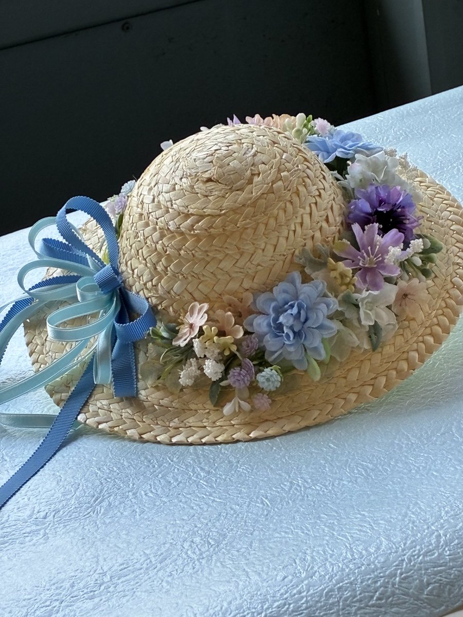 vertdouze12no's tweet photo. 酷暑が続きますが、アトリエでは夏のインテリアフラワーを各種作っています。
元気の出るひまわりのアレンジ🌻
涼しげなブルーの麦わら帽子👒が人気です。

#夏のインテリア
#麦わら帽子 https://t.co/Ld94nqGSnn