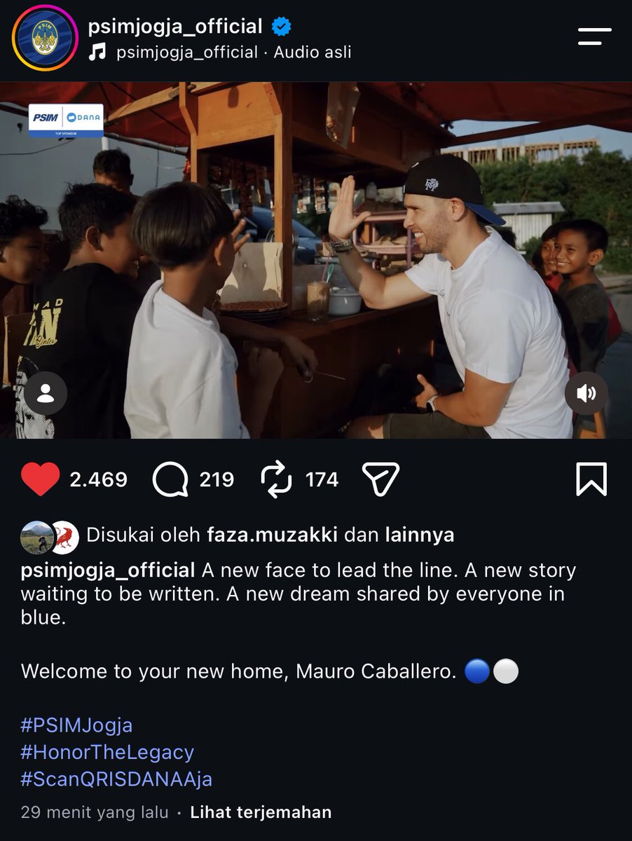 arifnrhdy's tweet photo. Perkenalan pemain baru @PSIMJOGJA Mauro Caballero saya akui bagus konsepnya balbalan bersama anak-anak kota jogja ditempat seadanya bukan sewa lapangan atau bahkan distadion justru feel Kota Yogyakartanya dapet banget. 

Penempatan sponsor juga pas untuk bayar Angkringan yg menjadi cirikhas Kota Yogyakarta. 

Kamu juga bisa sebenarnya hey @PSSleman banyak banget potensi wisata sleman yang bisa dijadikan konsep pengenalan pemain 🤌🏻