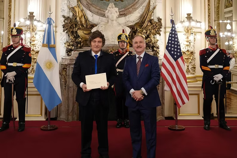 LoNuestro's tweet photo. Vergüenza nacional: la embajada de los #EE.UU arremetió contra una cooperativa de #Neuquén
https://t.co/R0d3WTwEe5 https://t.co/um6YLpPlqz