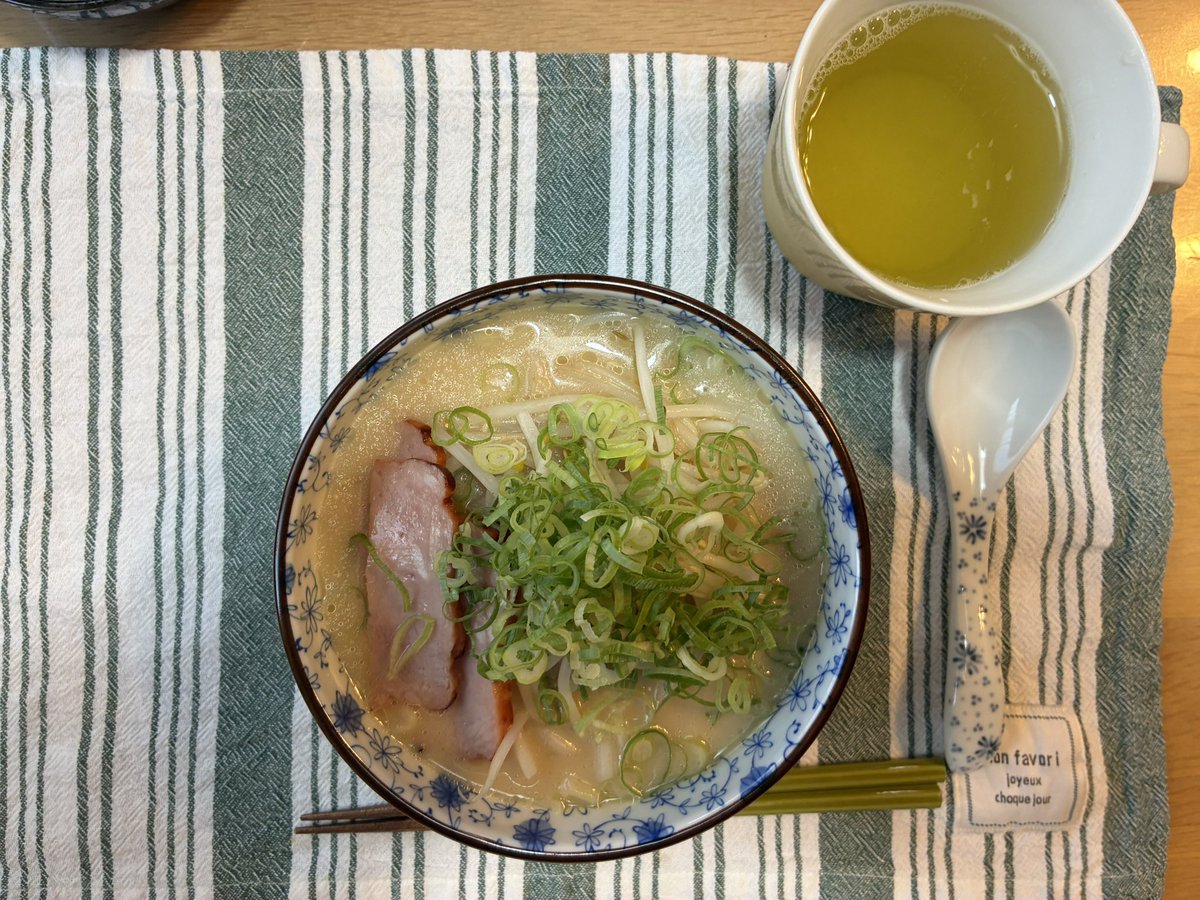 devilfudou's tweet photo. 子どもの通院で午前は外出、午後は在宅勤務。運動量は少なく歩数は約4,700歩でした。

昼はラーメンでも野菜は摂る。夜は鶏胸肉と野菜中心で調整。ダイエットは食事で整えることが続けるコツです。

今日は早めに休んで明日に備えます。一日一日の積み重ねが重要です。
#ダイエット #50代 #健康習慣 https://t.co/Njs7RiC1ZG