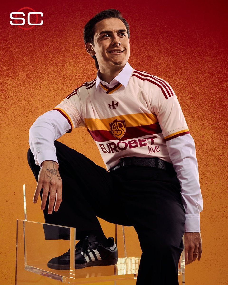 SC_ESPN's tweet photo. LA ELEGANCIA ES TOTAL 🔝 Paulo Dybala, la cara de la Roma para presentar su nueva camiseta alternativa para esta temporada 💎

📸 @OfficialASRoma https://t.co/N9v8b6tiVN