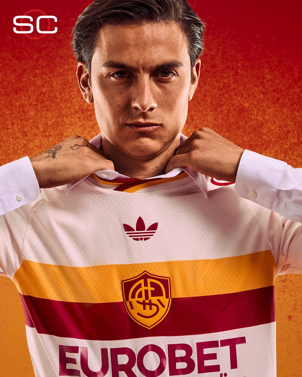 SC_ESPN's tweet photo. LA ELEGANCIA ES TOTAL 🔝 Paulo Dybala, la cara de la Roma para presentar su nueva camiseta alternativa para esta temporada 💎

📸 @OfficialASRoma https://t.co/N9v8b6tiVN