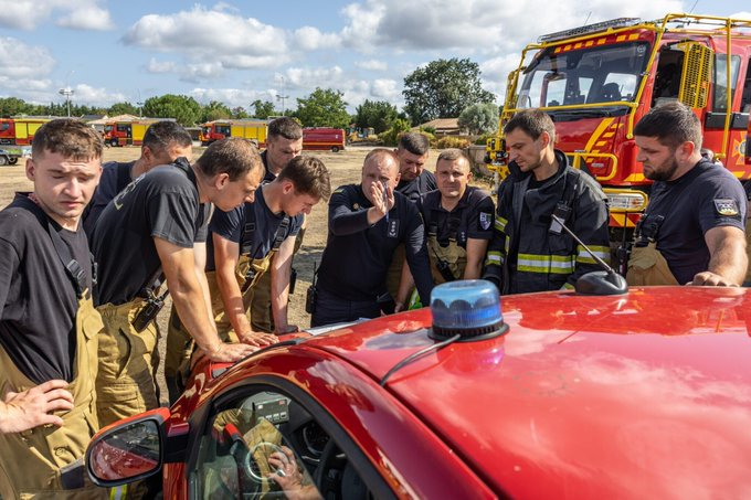ObsDelphi's tweet photo. 🇫🇷🇺🇦L'envoi de 70 pompiers ukrainiens pour nous aider en Gironde est très important.

Cela démontre que l'Ukraine est capable elle aussi de nous aider lorsque nous sommes en difficulté.

C'est un élan de solidarité assez incroyable lorsque l'on sait les difficultés qu'ils traversent chaque jour dans leur pays. Ils ont des milliers de personnes à sauver et de feux à éteindre, et pourtant ils sont venus jusqu'en France pour nous aider dans notre crise.

Ce genre de déploiement participe à créer quelque chose d'encore plus fort que les déclarations diplomatiques : l'amitié entre les peuples. Français et Ukrainiens, ensemble face aux flammes et déterminés à sauver ce qui peut l'être.

Pour nos pompiers français, dans 30 ans ils se rappelleront toujours de ces Ukrainiens qui sont venus les assister au pire moment alors même que leur pays recevait des pluies de missiles. C'est un vrai acte de soutien et cela devrait nous inspirer à continuer et encourager le soutien à l'Ukraine dans sa lutte existentielle.

Merci à eux d'avoir été là pour nous quand nous en avions besoin 🇫🇷🫡🇺🇦