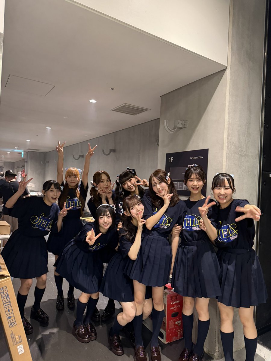 annashige0729's tweet photo. 去年橋本にしげさん！サポーターとして
何かしました！？wwwと言われたので
今年は行ける現場全部行くぞとかしてたら
みんな可愛いし歌詞最高だしで
普通にファンになっちまった
ほんでHKT時代のくろっきーがウラネコになってて最高
たかねこのみんなからサインTもらって
嬉しくて写真撮ってたら知らないおじさんとのツーショット完成して最高