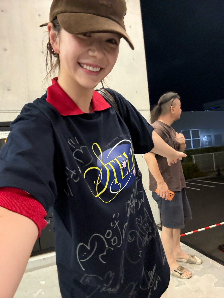 annashige0729's tweet photo. 去年橋本にしげさん！サポーターとして
何かしました！？wwwと言われたので
今年は行ける現場全部行くぞとかしてたら
みんな可愛いし歌詞最高だしで
普通にファンになっちまった
ほんでHKT時代のくろっきーがウラネコになってて最高
たかねこのみんなからサインTもらって
嬉しくて写真撮ってたら知らないおじさんとのツーショット完成して最高