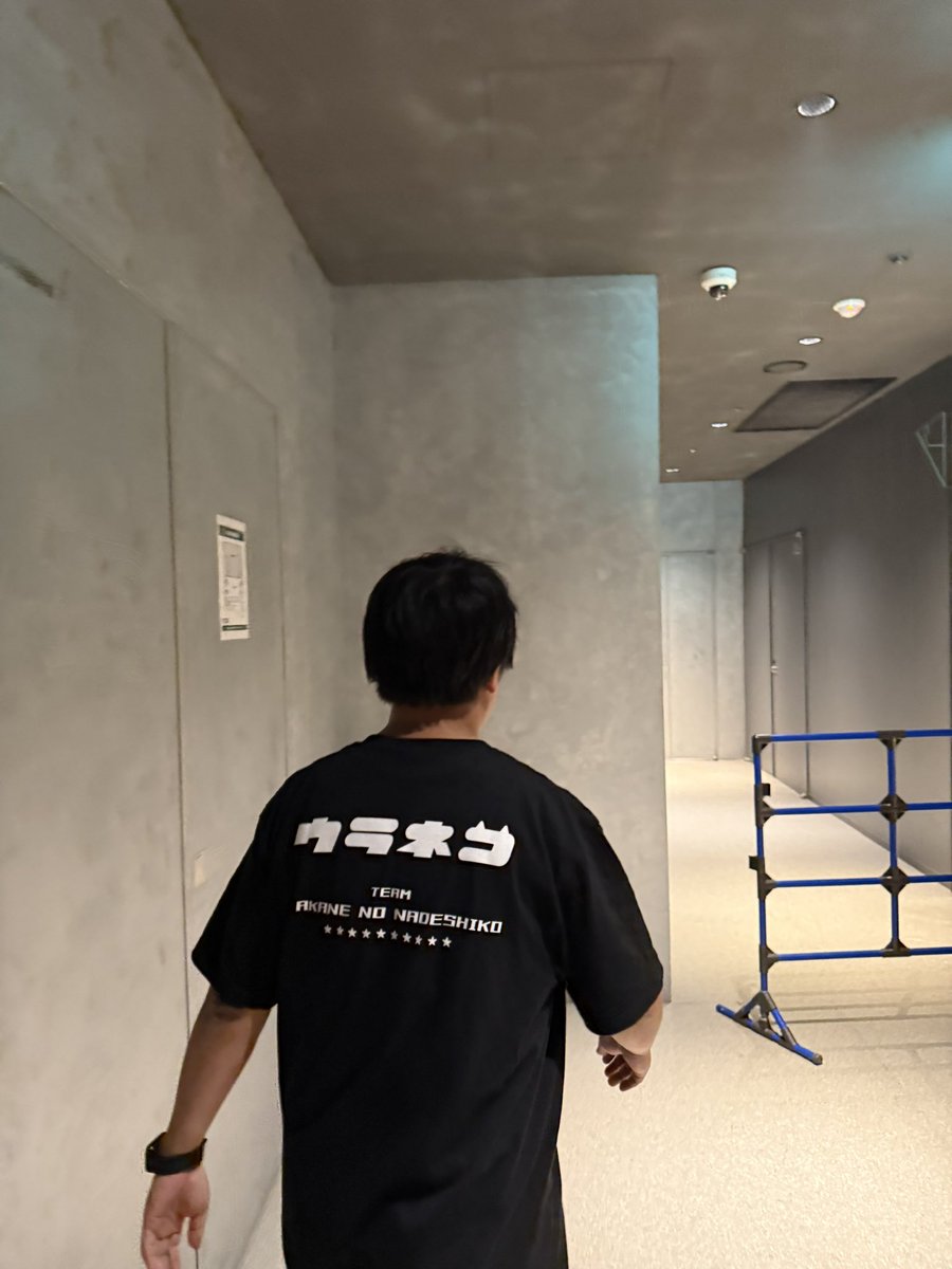 annashige0729's tweet photo. 去年橋本にしげさん！サポーターとして
何かしました！？wwwと言われたので
今年は行ける現場全部行くぞとかしてたら
みんな可愛いし歌詞最高だしで
普通にファンになっちまった
ほんでHKT時代のくろっきーがウラネコになってて最高
たかねこのみんなからサインTもらって
嬉しくて写真撮ってたら知らないおじさんとのツーショット完成して最高