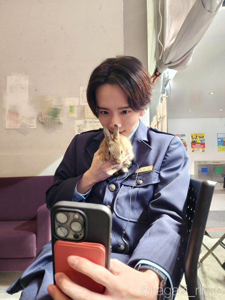 itagaki_rihito's tweet photo. 可愛いうさぎ🐇と写真を撮っている裏側を…

#大空港
#うさぎと板垣 https://t.co/vTShx0RsnZ