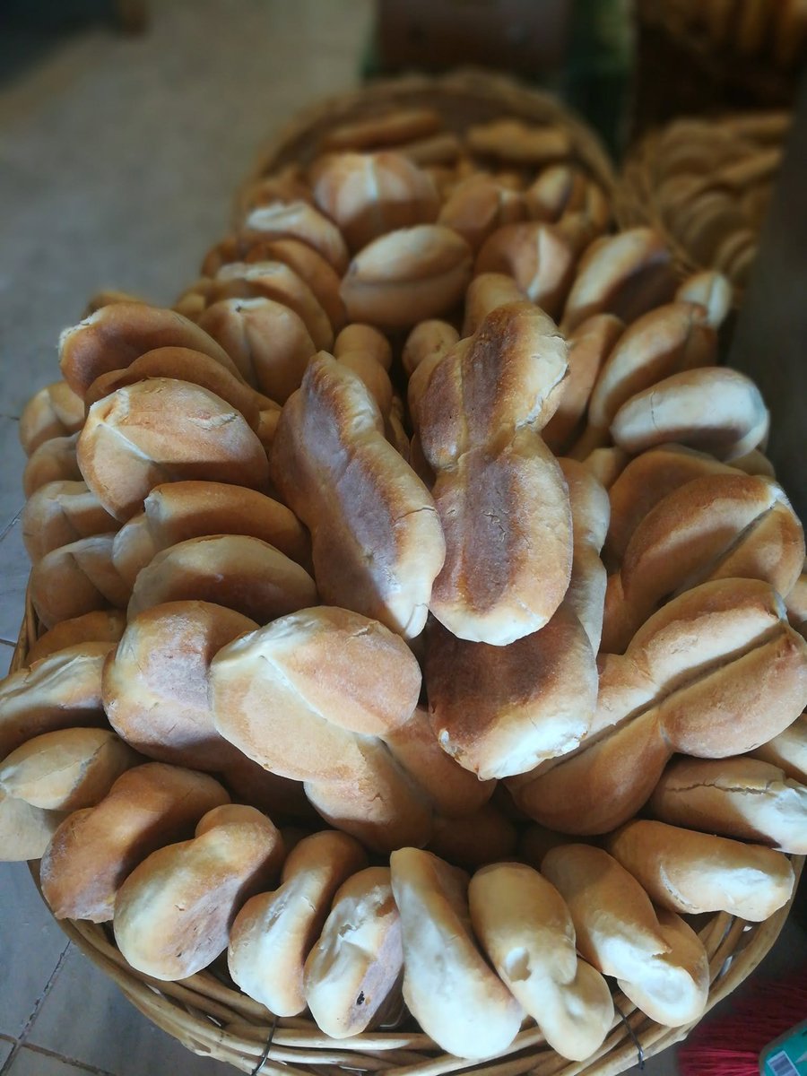 PanaderoCl's tweet photo. ¡Tienes q' fijarte en esta imagen!
Existe, aún, tradición humana q' produce el alimento básico d la humanidad, elaborado a partir d una mezcla d harina, agua, sal y generalmente levadura, q' se amasa y se hornea hasta obtener una textura tierna x dentro y crujiente x fuera.
#pan https://t.co/s0lLAymysq