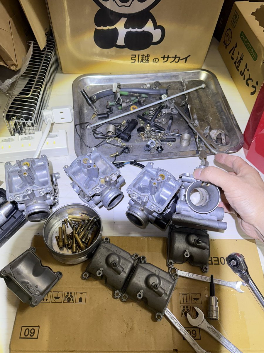 umineko_utitai's tweet photo. ゼファー、ZRXのキャブフルOH、超音波洗浄工賃25000円でやります興味ある方リプなりDMなりオナシャス
#ゼファー
#ゼファーχ
#ZRX
#キャブレター https://t.co/O1CDNjf05H