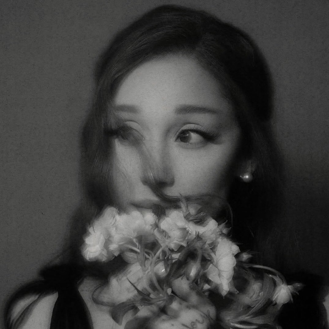 BuzzingPop's tweet photo. Every version of ‘petal’ by Ariana Grande has debuted at #1 on US iTunes: 

• petal
• petal (making a song with ari &amp; ilya)
• petal - hello, i love to sing
• petal - hello, me again… i love to sing some more
• petal - still here, still singing https://t.co/23FtG5dqce