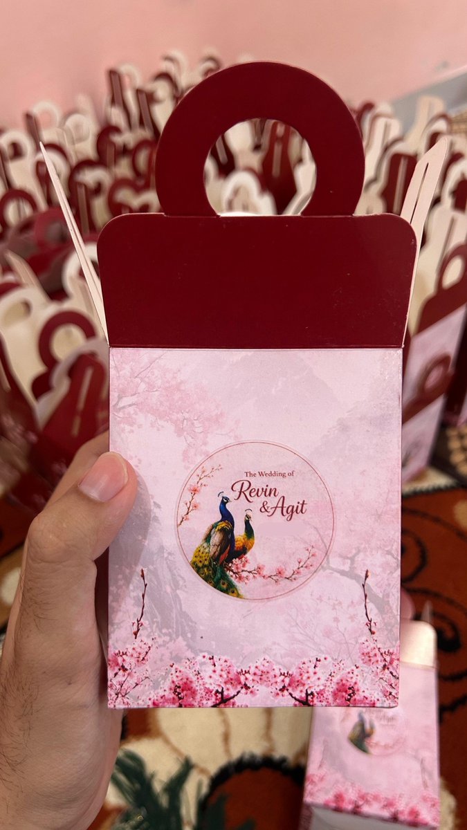 agitwnw's tweet photo. Kemarin seneng banget bisa nemu box souvenir seperti yg kita mau. Sengaja milih burung merak karena temanya kicau mania😭🤣 https://t.co/isFeRVVi3I