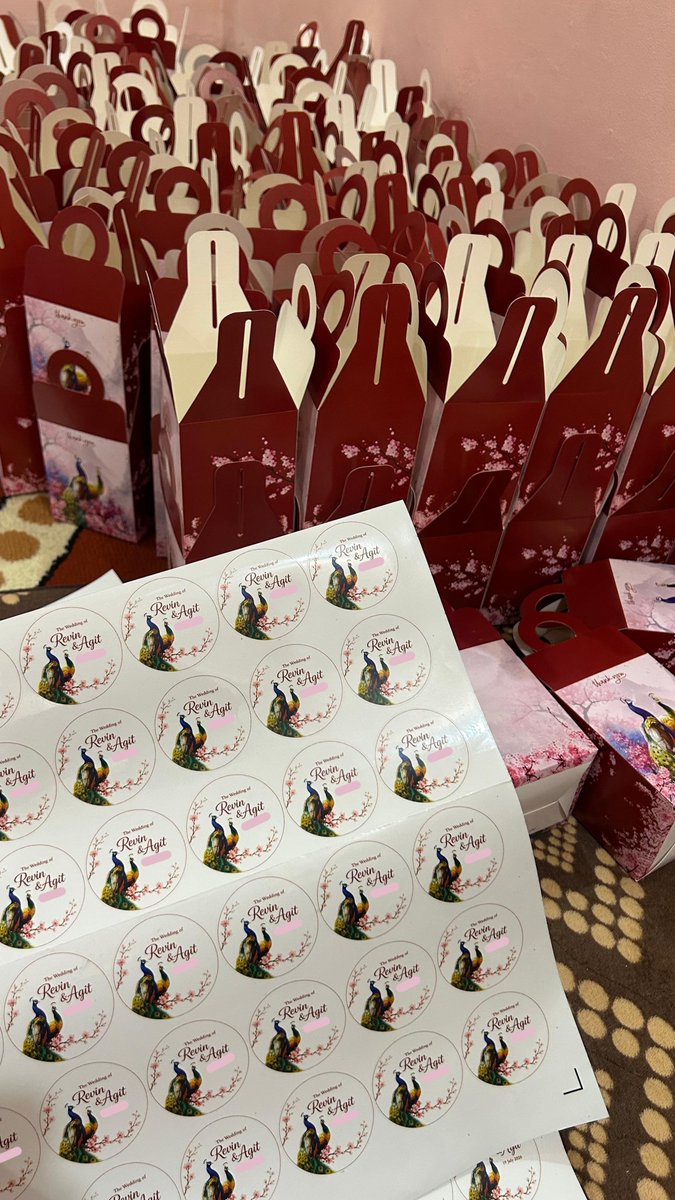 agitwnw's tweet photo. Kemarin seneng banget bisa nemu box souvenir seperti yg kita mau. Sengaja milih burung merak karena temanya kicau mania😭🤣 https://t.co/isFeRVVi3I