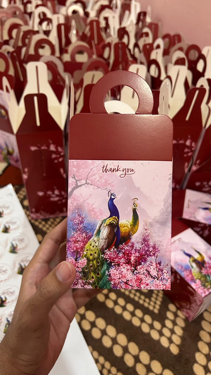 agitwnw's tweet photo. Kemarin seneng banget bisa nemu box souvenir seperti yg kita mau. Sengaja milih burung merak karena temanya kicau mania😭🤣 https://t.co/isFeRVVi3I