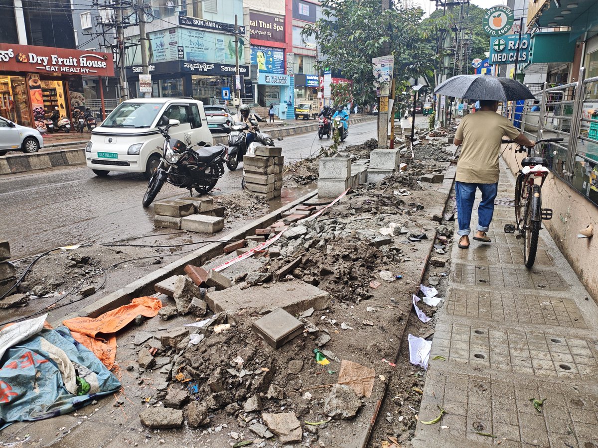 shrienergy's tweet photo. No one is bothered about New BEL Road, in such weather you it's safe for anyone to walk think of your elders and kids. #GBA #BBMP #Bengaluru #BNCC #SafeFootpaths
#FootpathEncroachment #Kammanahalli
#PedestrianSafety #BrandBengaluru
#PublicSafety #GreaterBangaloreAuthority https://t.co/pwcDWHtaF1