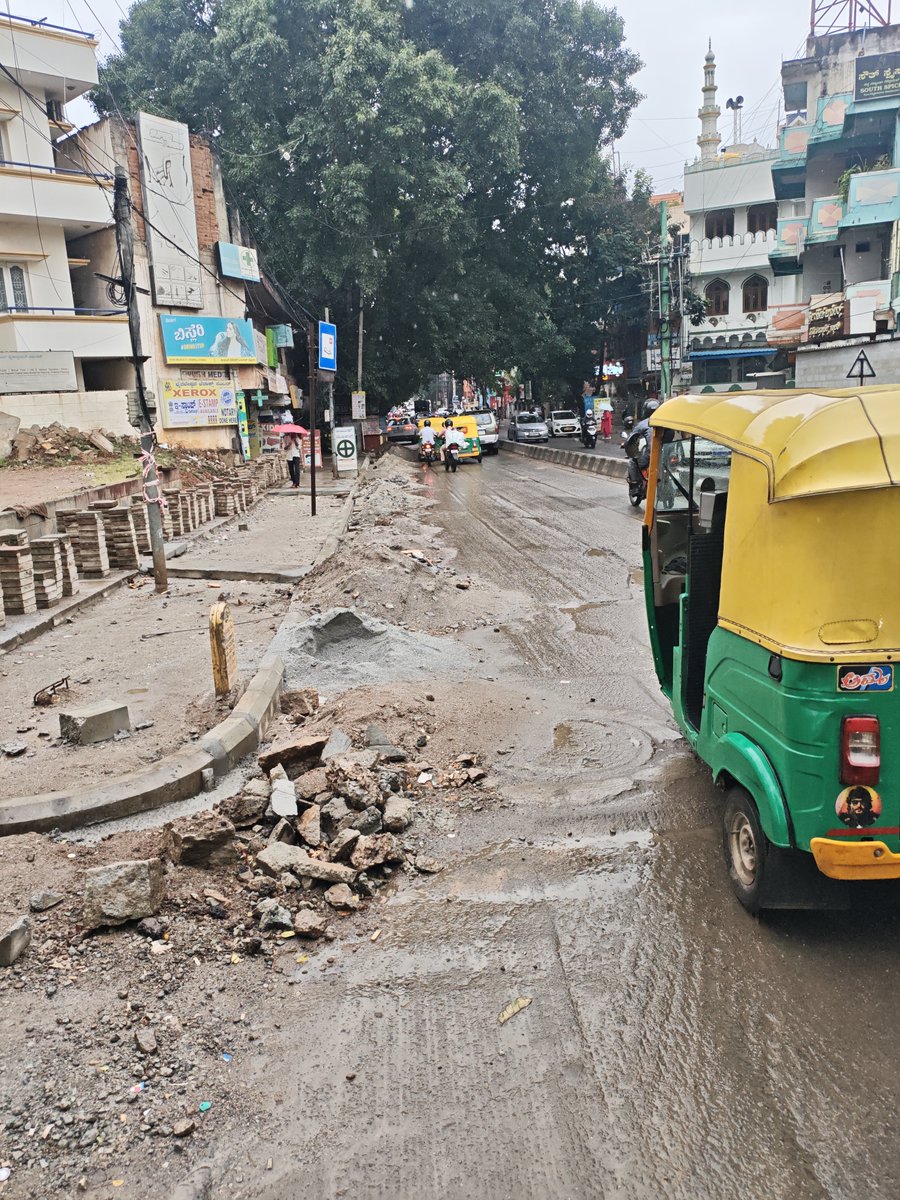 shrienergy's tweet photo. No one is bothered about New BEL Road, in such weather you it's safe for anyone to walk think of your elders and kids. #GBA #BBMP #Bengaluru #BNCC #SafeFootpaths
#FootpathEncroachment #Kammanahalli
#PedestrianSafety #BrandBengaluru
#PublicSafety #GreaterBangaloreAuthority https://t.co/pwcDWHtaF1
