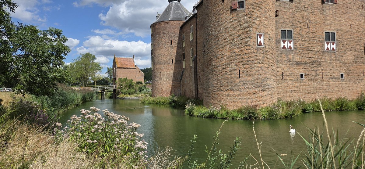 freddenhertog's tweet photo. Kort en Prachtig Ammerzoden met onze Siem. Ook bezoek aan het fantastische kasteel. Top locatie voor jong en oud.
@glk @KortenPrachtig https://t.co/9S9TOKc3ks