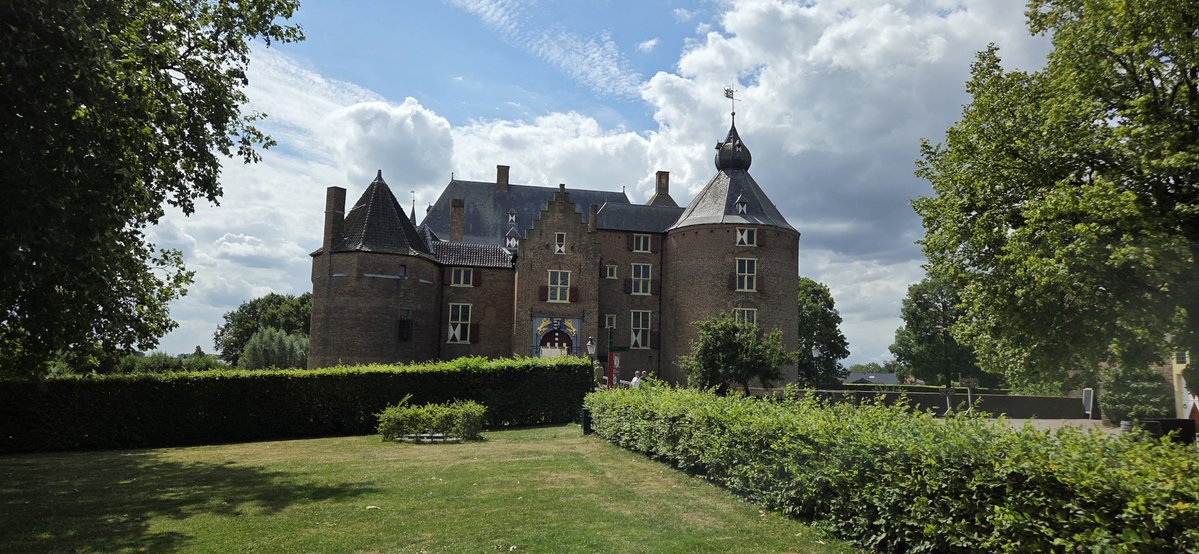 freddenhertog's tweet photo. Kort en Prachtig Ammerzoden met onze Siem. Ook bezoek aan het fantastische kasteel. Top locatie voor jong en oud.
@glk @KortenPrachtig https://t.co/9S9TOKc3ks