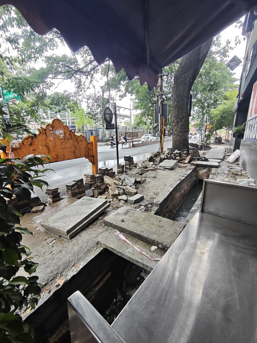 shrienergy's tweet photo. No one is bothered about New BEL Road, in such weather you it's safe for anyone to walk think of your elders and kids. #GBA #BBMP #Bengaluru #BNCC #SafeFootpaths
#FootpathEncroachment #Kammanahalli
#PedestrianSafety #BrandBengaluru
#PublicSafety #GreaterBangaloreAuthority https://t.co/pwcDWHtaF1