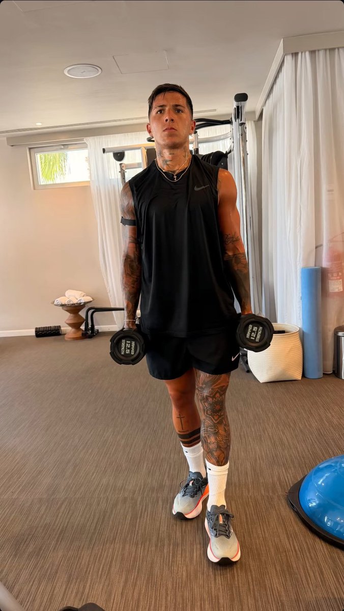 Gaabanaa's tweet photo. Necesito esos BRAZOS alrededor de mi cuerpo apretandome contra él hasta dejarme sin aire, buenos días primero. https://t.co/OHKrPZBuLx