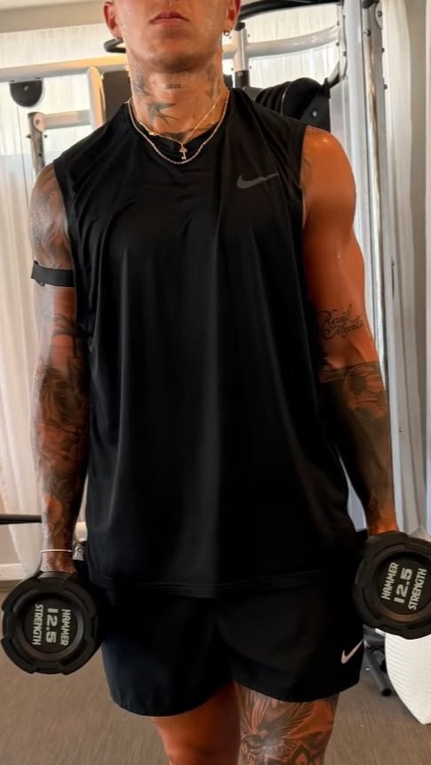 Gaabanaa's tweet photo. Necesito esos BRAZOS alrededor de mi cuerpo apretandome contra él hasta dejarme sin aire, buenos días primero. https://t.co/OHKrPZBuLx