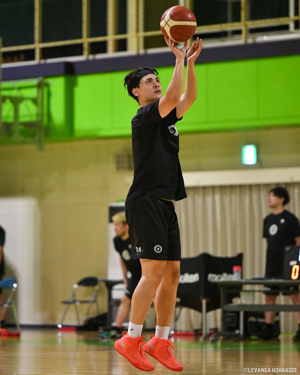levangakousiki's tweet photo. 島谷選手について「出会った中でも1番を争うくらいの勝負強い選手」

富永選手について「当時からすごかったけど、今も変わらずさらにすごい」

かつてともにプレーしたチームメイトについて聞かれると、嬉しそうに称賛の言葉を惜しまない #松崎裕樹 選手。

自身については、慎重で謙虚な言葉が多い中、「存在感を出したい」と何度も口にし、新天地での飛躍を期す強い気持ちも感じさせました。

これからの合流がますます楽しみになるクラーク選手とのエピソードもぜひご覧ください🍜

チーム始動日に松崎裕樹選手が語った言葉を公式noteにてご紹介しています。

全文はこちらをご覧ください👀
https://t.co/Cehk9vND7y

#レバンガ北海道 #FarTogether