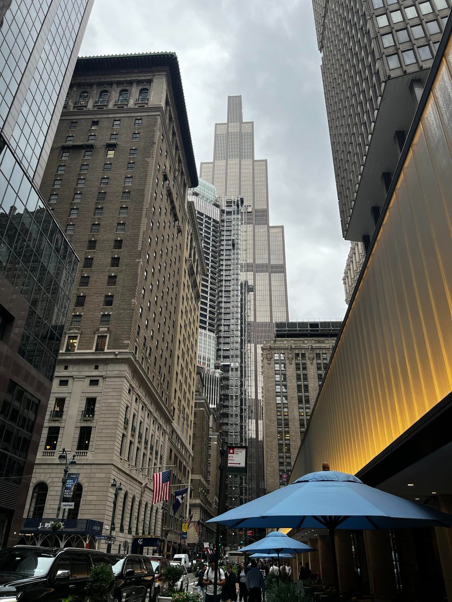 Tjeuhd's tweet photo. New York streets always have a charming feeling. I like this kind of architecture. https://t.co/J6QBto8dpD